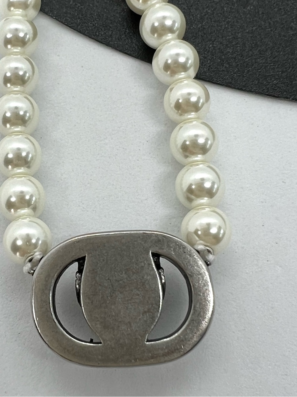 Kurt Geiger London Chelsea Pearl Necklace Crystal Eagle Clasp Silver Tone NWT - Picture 4 of 9